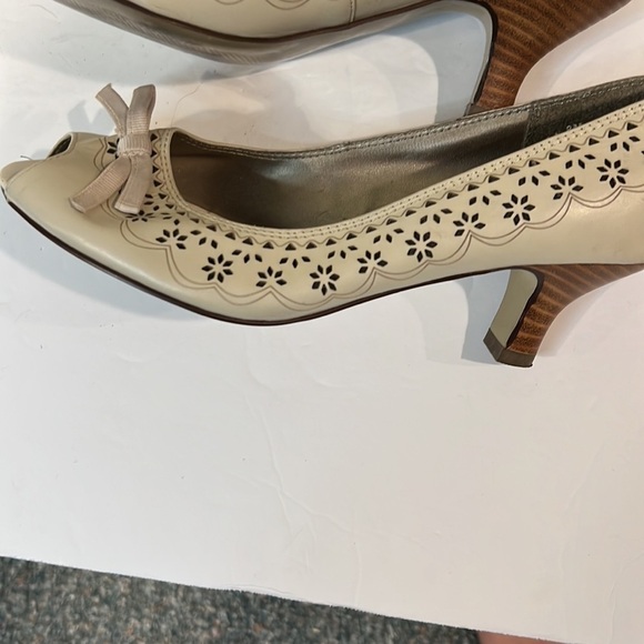 Victoria Spenser Beige Peep Toe Heels Size 8 - Picture 5 of 8